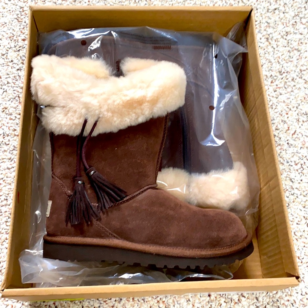 UGG’s Size 4 big kids Chocolate Plumdale Boot